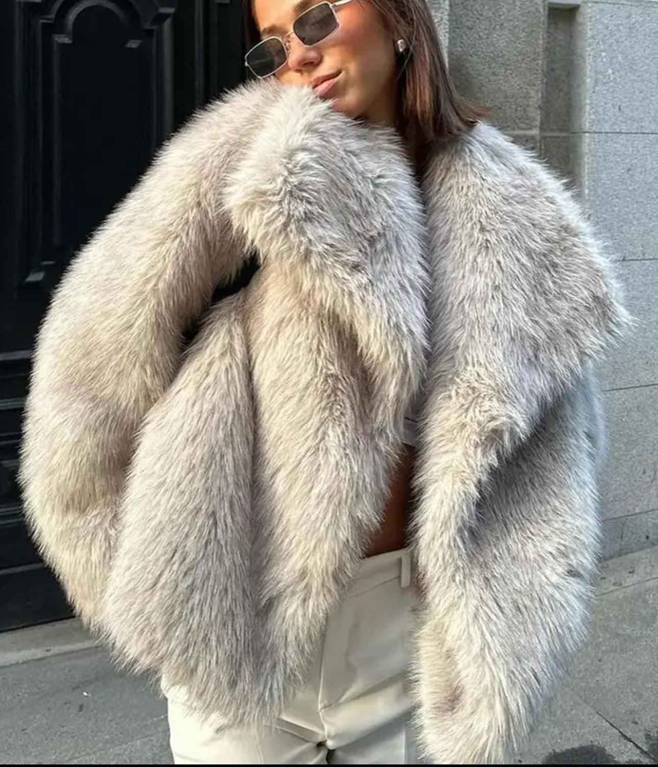 Casaco Feminino de Pelo Sintético com Gola Lapela e Textura Macia – Saveur