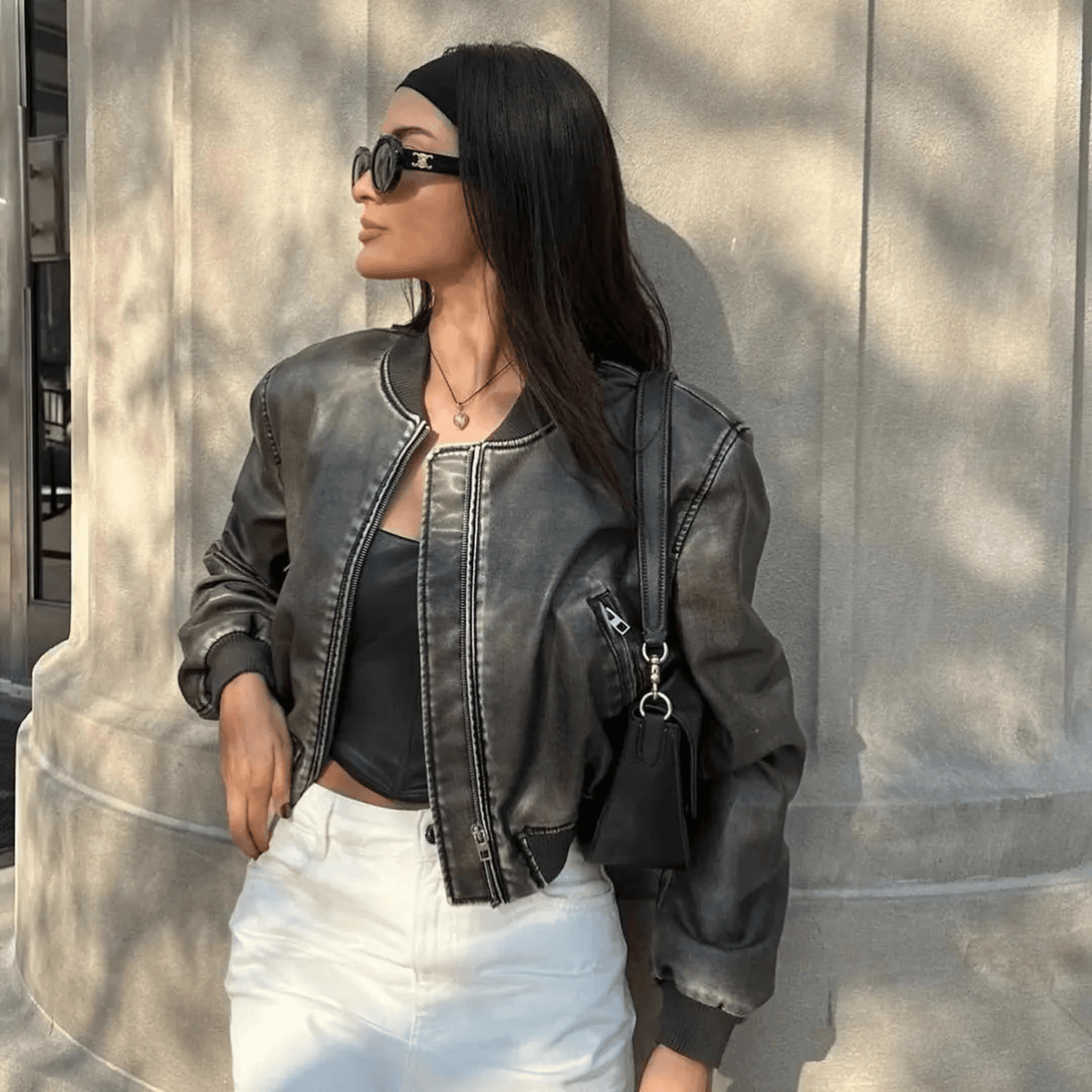 Jaqueta Feminina Bomber Cropped em Couro Sintético Preto com Zíper – Megane