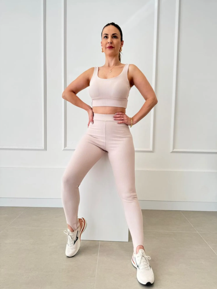 Calça Canelada com Pezinho e blackout