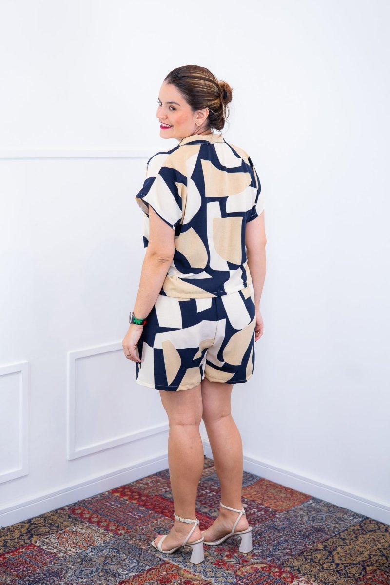 Conjunto Salvador – Bermuda e Blusa em Crepe com Estampa Geométrica