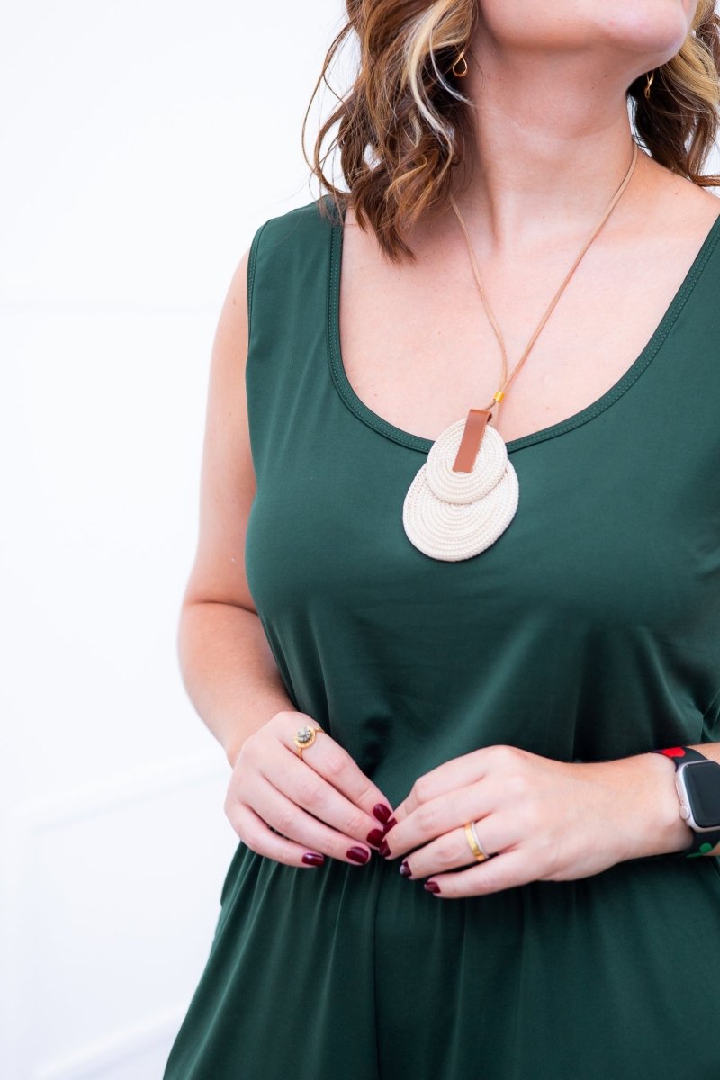 Macaquinho Dani - Regata com Bolsos Midi em Malha Confort