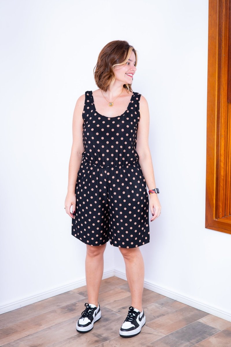 Macaquinho Dani - Regata com Bolsos Midi em Malha Confort