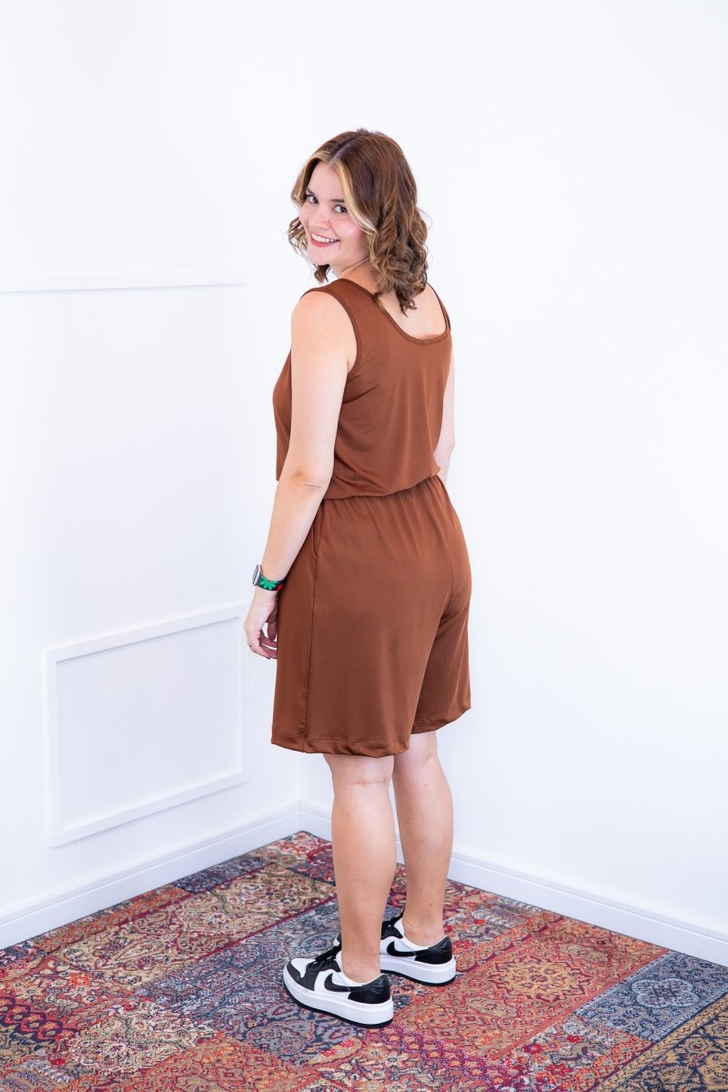 Macaquinho Dani - Regata com Bolsos Midi em Malha Confort