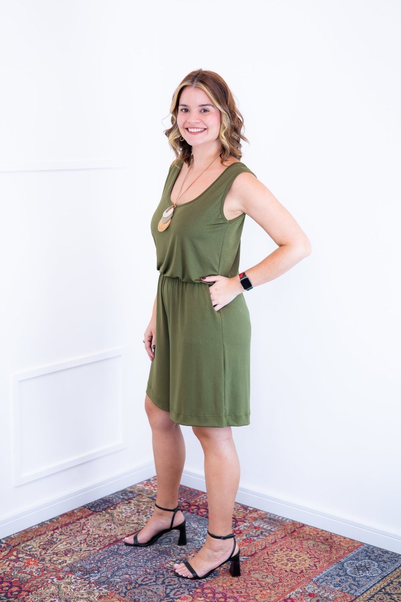 Macaquinho Dani - Regata com Bolsos Midi em Malha Confort