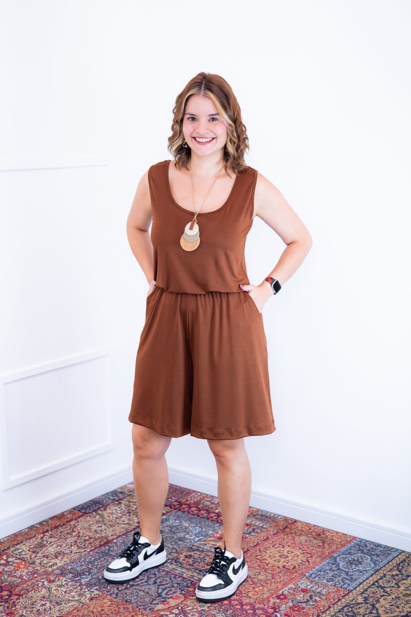 Macaquinho Dani - Regata com Bolsos Midi em Malha Confort