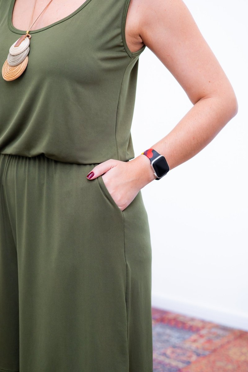 Macaquinho Dani - Regata com Bolsos Midi em Malha Confort