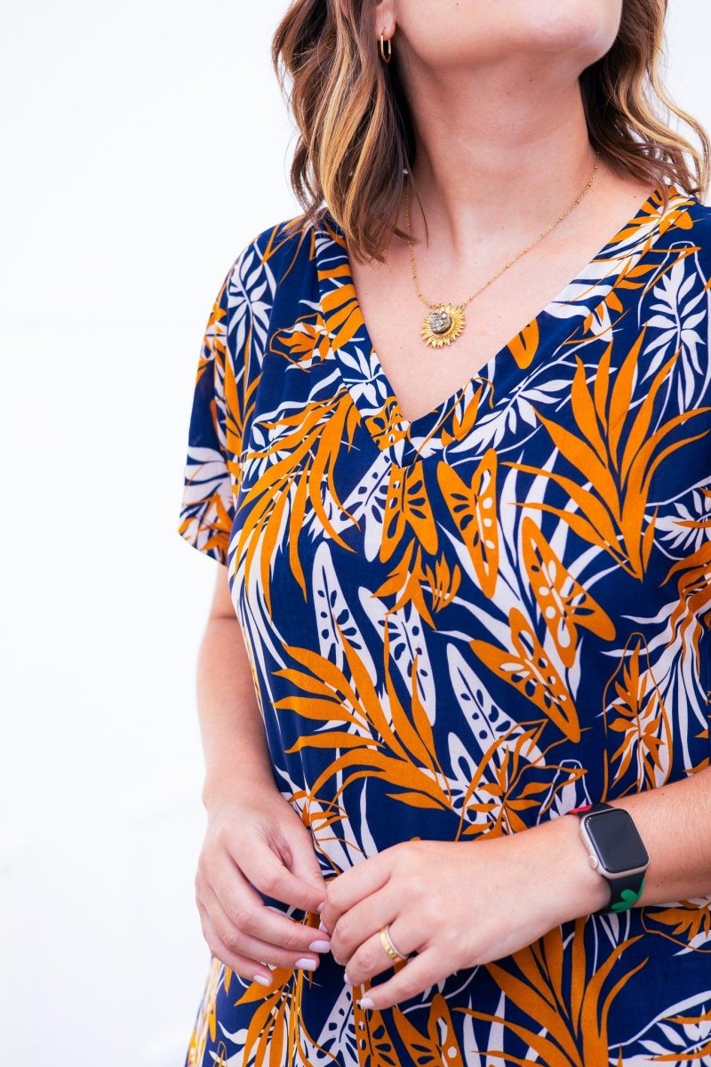 Vestido Antonella – Decote V com Fendas Laterais em Malha Confort