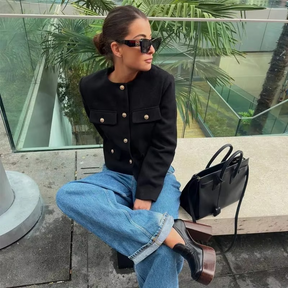 Jaqueta Feminina de Alfaiataria com Quatro Bolsos Frontais e Botões Dourados – Manoir