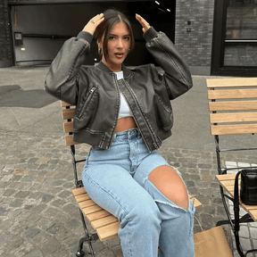 Jaqueta Feminina Bomber Cropped em Couro Sintético Preto com Zíper – Megane