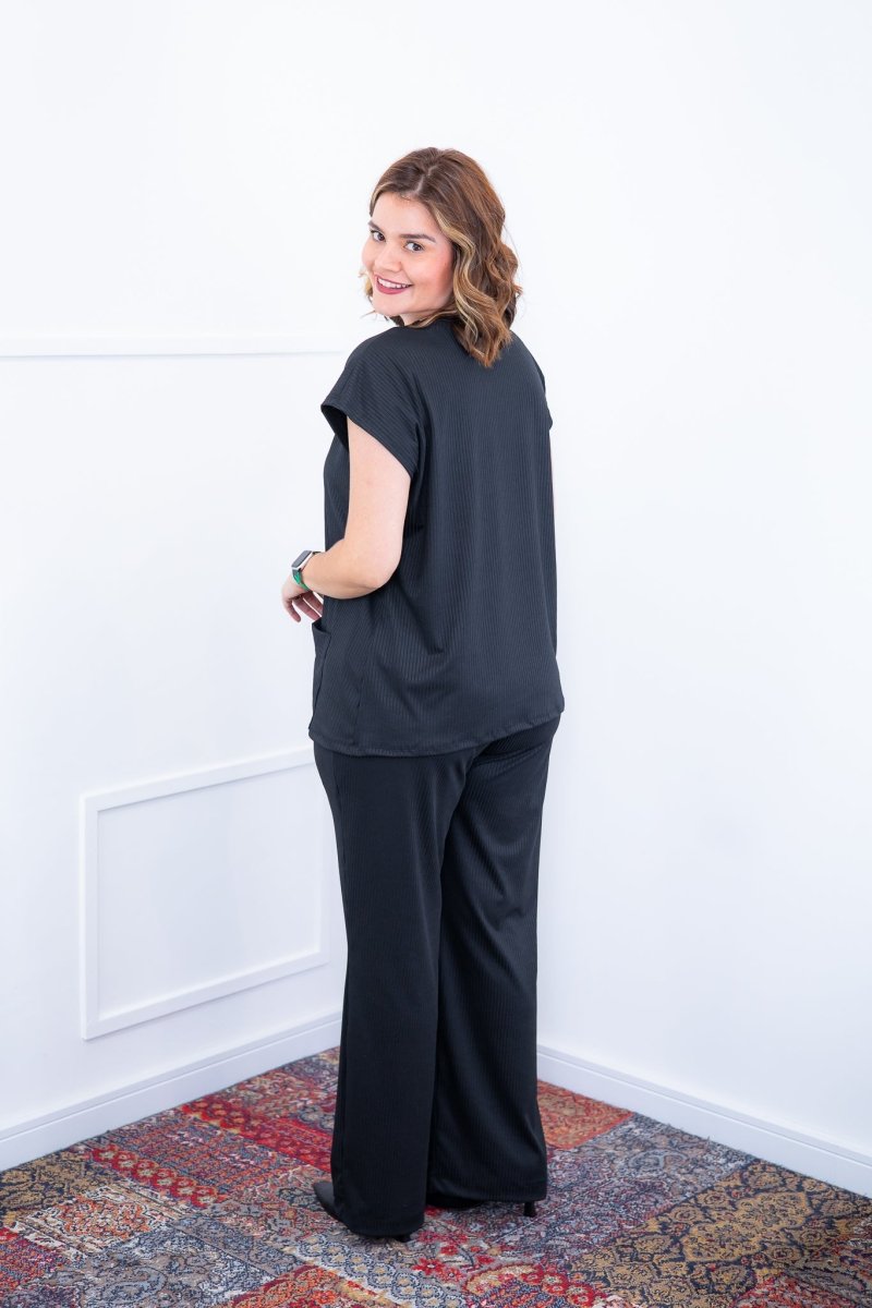 Conjunto Itália - Em Malha Canelada com Colete de Botões e Calça Pantalona