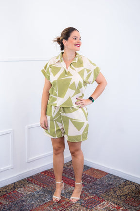 Conjunto Salvador – Bermuda e Blusa em Crepe com Estampa Geométrica