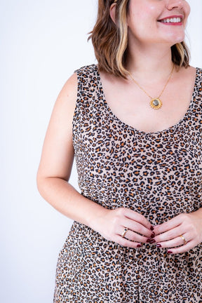 Macaquinho Dani - Regata com Bolsos Midi em Malha Confort