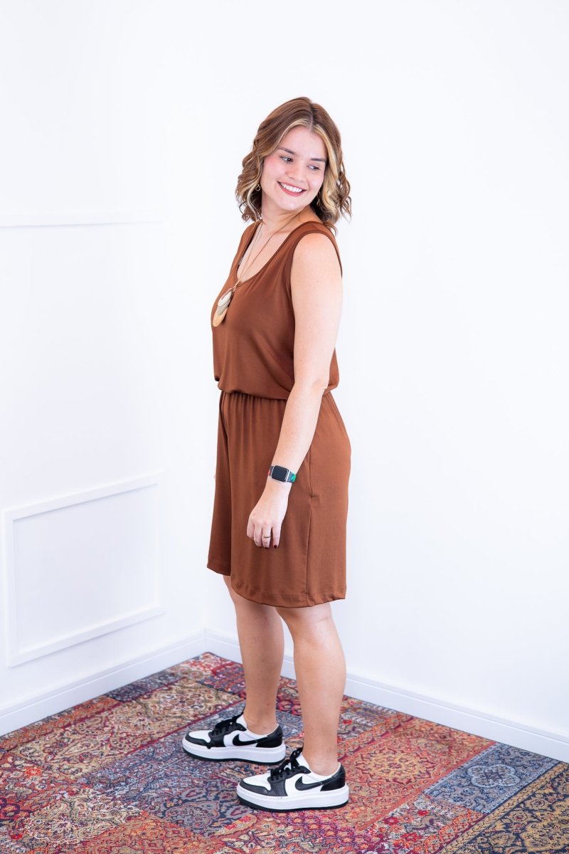 Macaquinho Dani - Regata com Bolsos Midi em Malha Confort