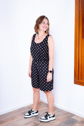 Macaquinho Dani - Regata com Bolsos Midi em Malha Confort