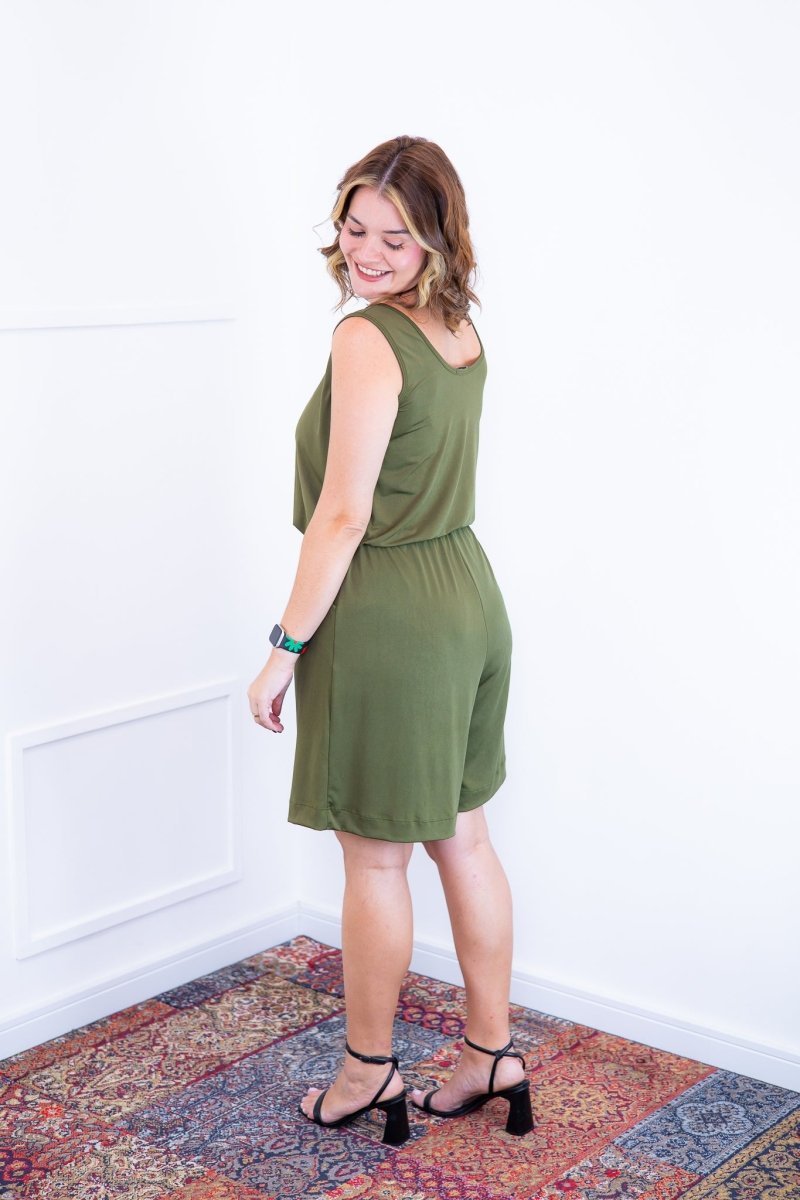 Macaquinho Dani - Regata com Bolsos Midi em Malha Confort