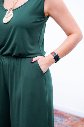 Macaquinho Dani - Regata com Bolsos Midi em Malha Confort