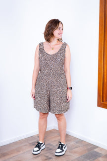 Macaquinho Dani - Regata com Bolsos Midi em Malha Confort