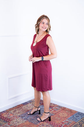 Macaquinho Dani - Regata com Bolsos Midi em Malha Confort