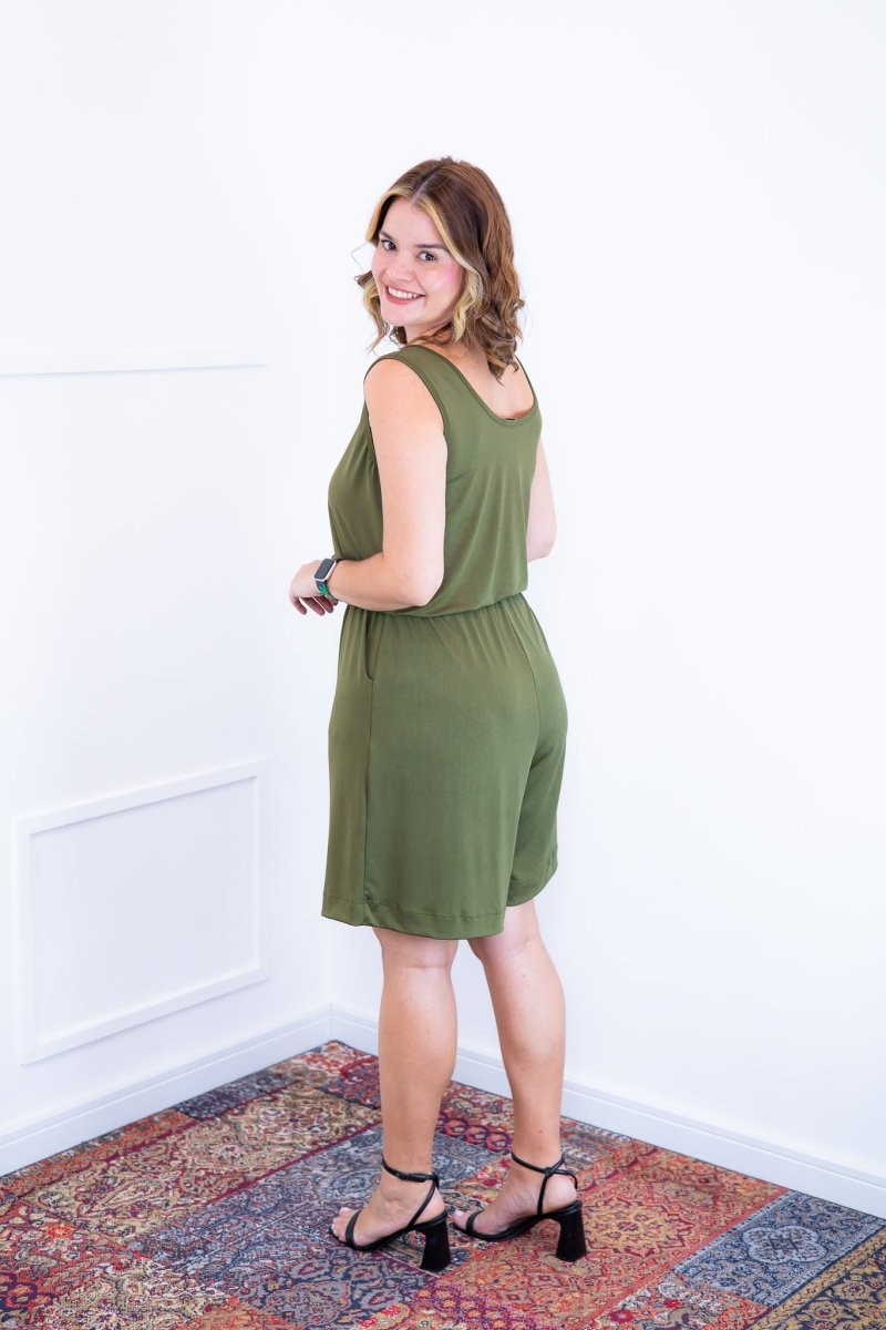 Macaquinho Dani - Regata com Bolsos Midi em Malha Confort