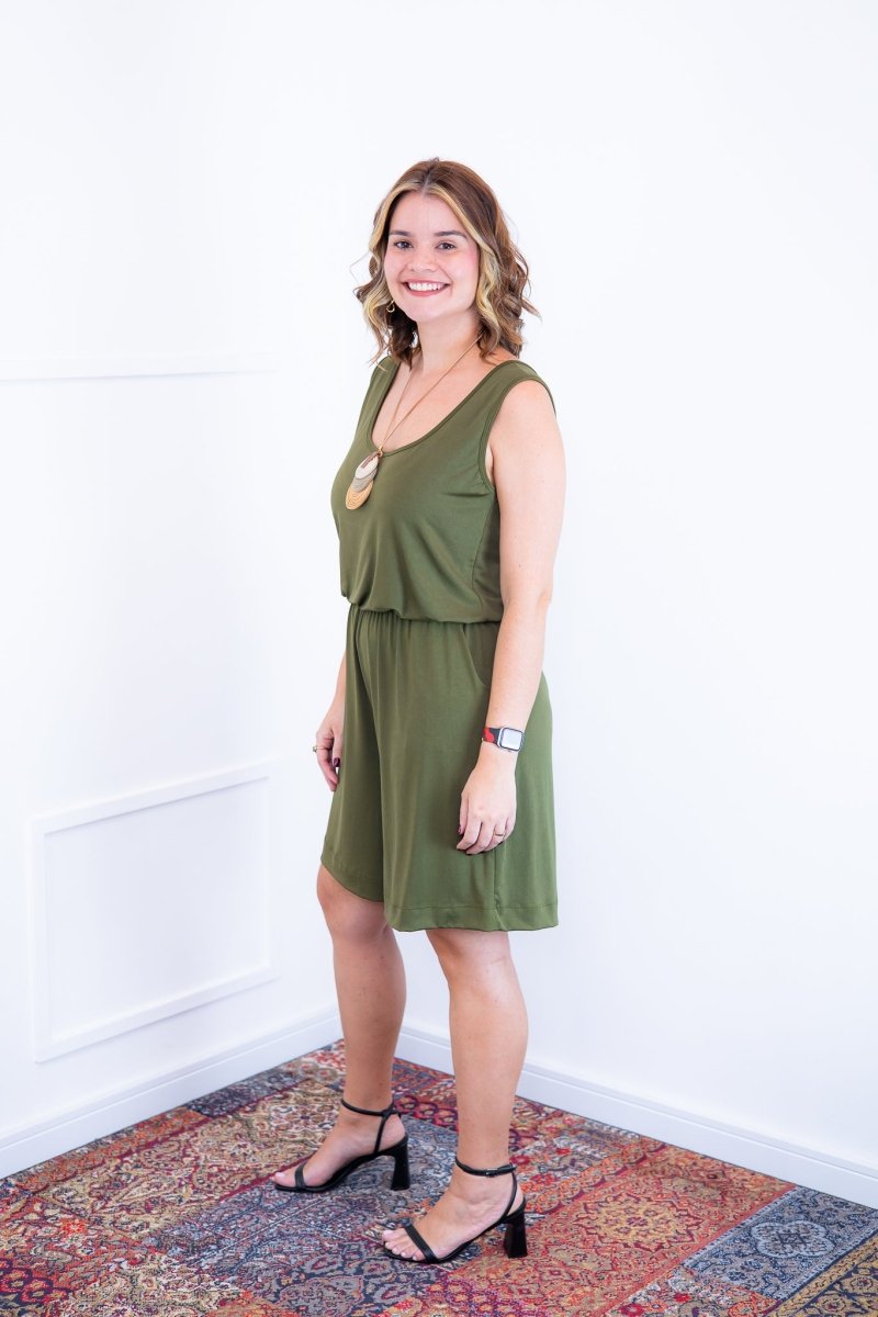 Macaquinho Dani - Regata com Bolsos Midi em Malha Confort