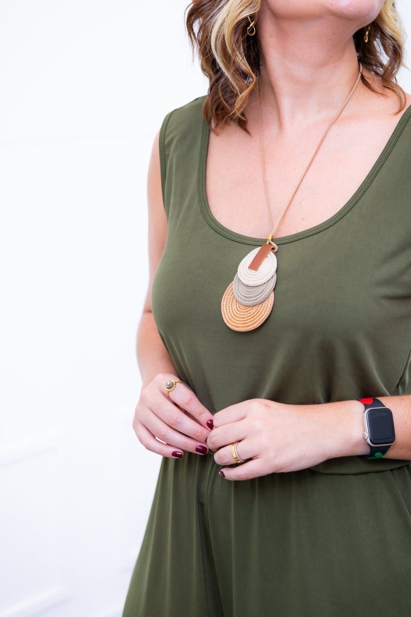 Macaquinho Dani - Regata com Bolsos Midi em Malha Confort