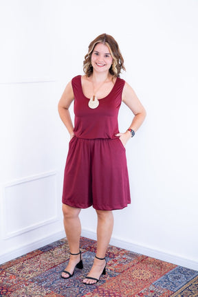 Macaquinho Dani - Regata com Bolsos Midi em Malha Confort