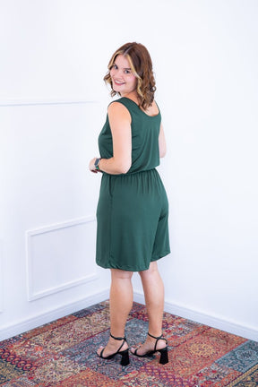 Macaquinho Dani - Regata com Bolsos Midi em Malha Confort