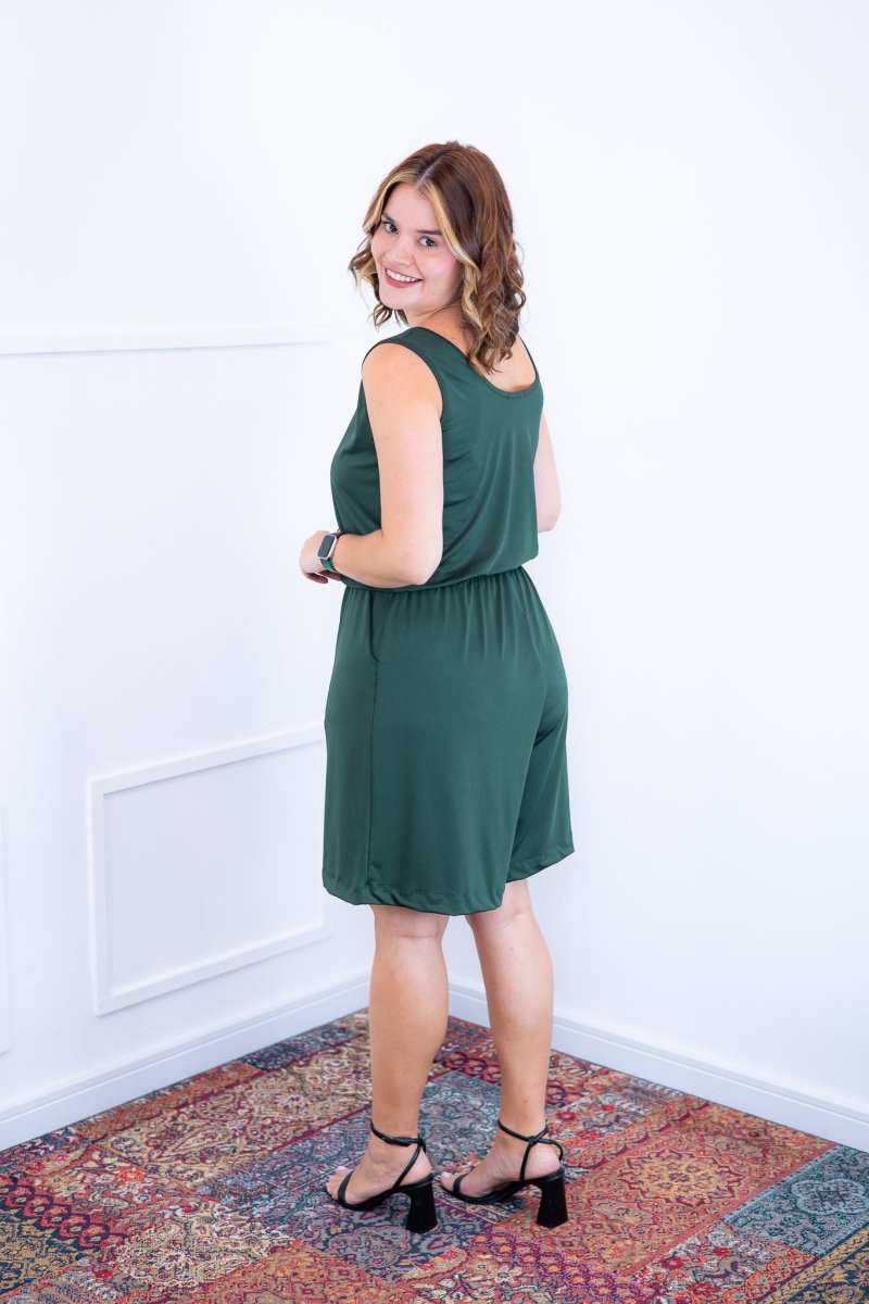 Macaquinho Dani - Regata com Bolsos Midi em Malha Confort