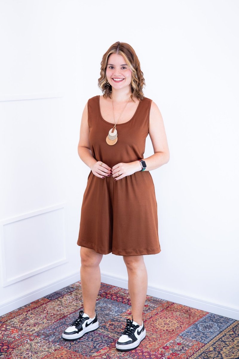 Macaquinho Dani - Regata com Bolsos Midi em Malha Confort