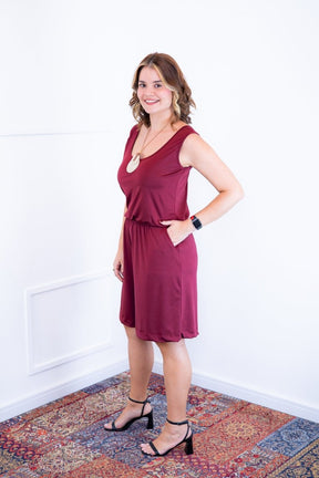 Macaquinho Dani - Regata com Bolsos Midi em Malha Confort