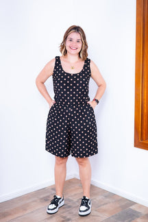 Macaquinho Dani - Regata com Bolsos Midi em Malha Confort