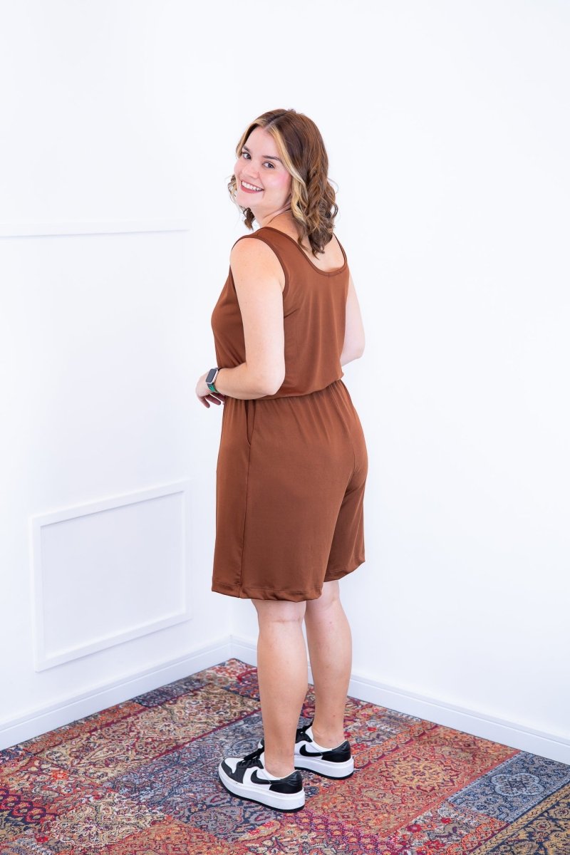 Macaquinho Dani - Regata com Bolsos Midi em Malha Confort