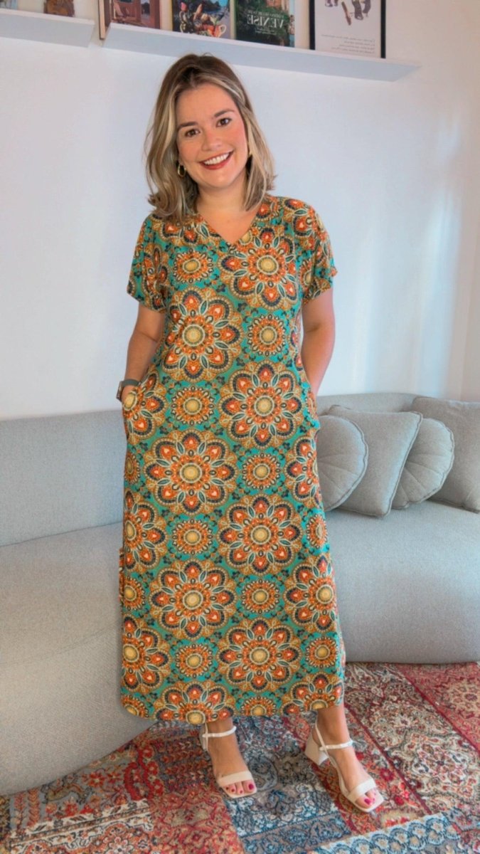 Vestido Antonella – Decote V com Fendas Laterais em Malha Confort