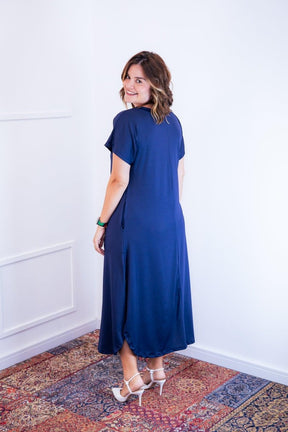 Vestido Antonella – Decote V com Fendas Laterais em Malha Confort