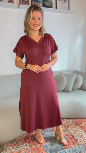 Vestido Antonella – Decote V com Fendas Laterais em Malha Confort