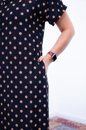 Vestido Antonella – Decote V com Fendas Laterais em Malha Confort