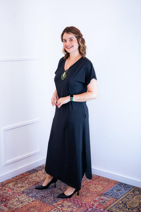 Vestido Antonella – Decote V com Fendas Laterais em Malha Confort