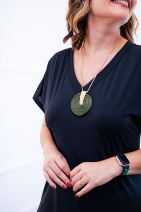 Vestido Antonella – Decote V com Fendas Laterais em Malha Confort