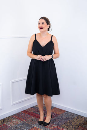 Vestido Malu – Alça Ajustável em Viscose Marrant com Saia Evasê e Bolsos